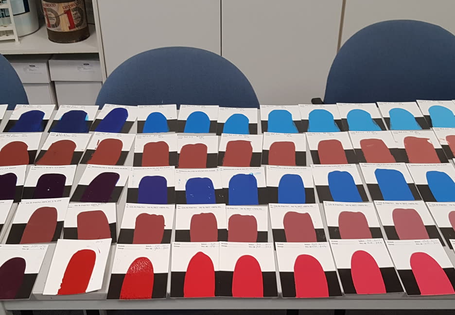 Uitstrijkkaarten op rij gelegd voor visuele kleurbeoordeling